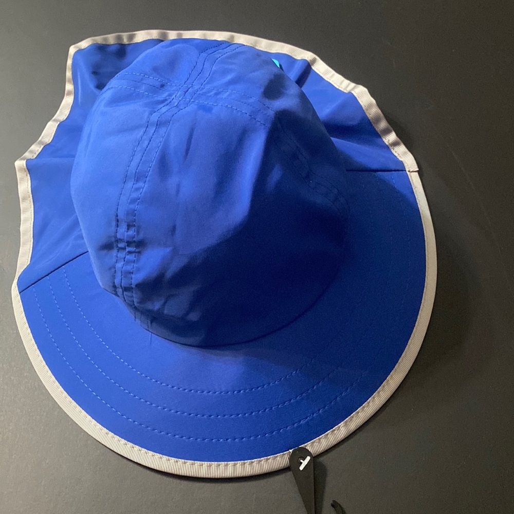 SUN
DAY
AFTERNOONS KIDS’ PLAY HAT!™ UPF 50+ SmartStrap 100% Polyester, Small NWT